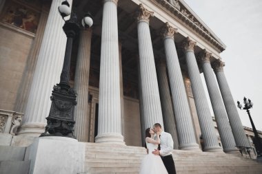 Güzel gelin ve damat evlendikleri gün kucaklaşıp öpüşüyorlar.