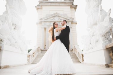 Lüks bir düğün çifti, gelin ve damat lüks şehirde poz veriyor.