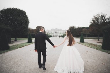 Güzel mutlu bir düğün çifti, uzun beyaz elbiseli gelin.