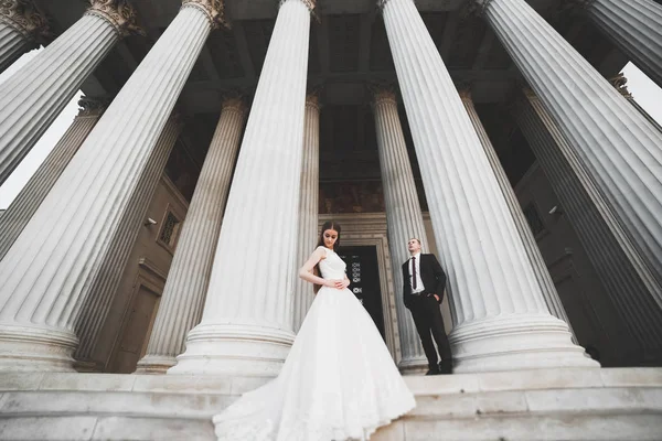 Luxusní manželský pár, nevěsta a ženich pózují v luxusním městě — Stock fotografie