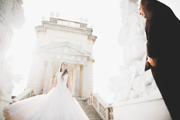 Casamento de luxo casal, noiva e noivo posando na cidade velha — Fotografia de Stock