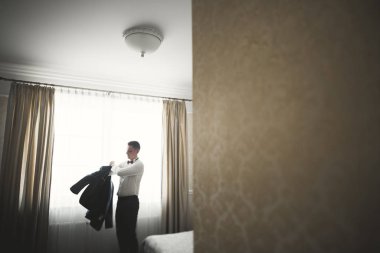 Genç ve yakışıklı bir adam iş toplantısından sonra bir otelde dinleniyor.