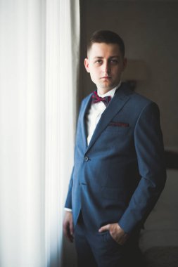 Genç ve yakışıklı bir adam iş toplantısından sonra bir otelde dinleniyor.