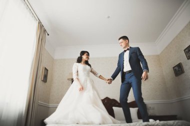 Mutlu gelin ve damat düğüne hazırlanıyor.