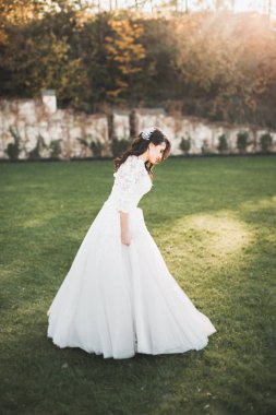 Gelinlik içinde dışarıda poz veren güzel gelin.
