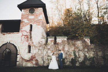 Güzel, mutlu bir düğün çifti, güzel şehirde uzun beyaz elbiseli bir gelin.