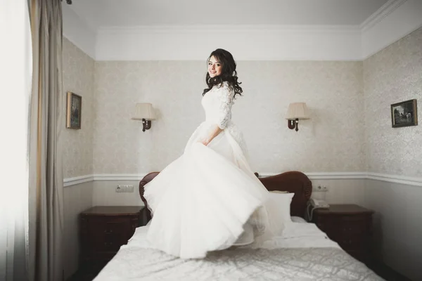 Retrato de una hermosa novia de moda, dulce y sensual. Maquillaje de boda y cabello — Foto de Stock