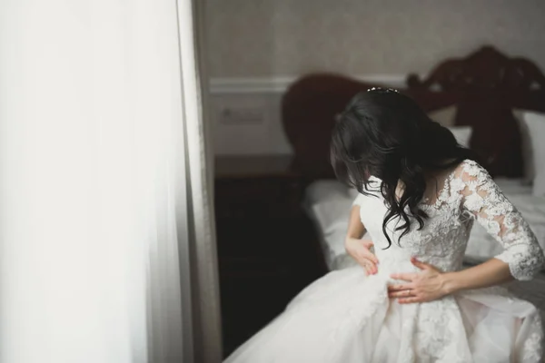 Retrato de uma noiva de moda bonita, doce e sensual. Maquiagem de casamento e cabelo — Fotografia de Stock