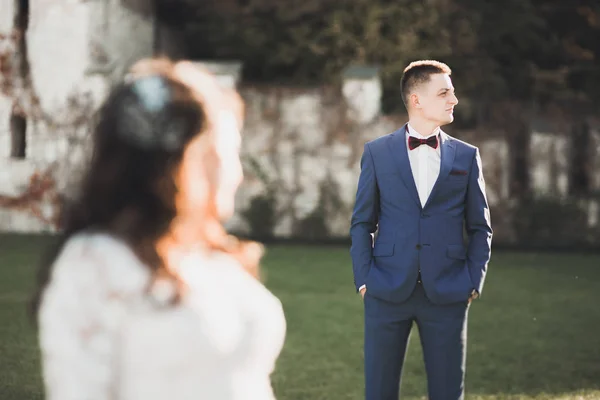 Casal feliz encantador do casamento, noiva com vestido branco longo posando na cidade bonita — Fotografia de Stock