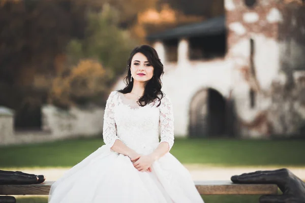 Красивая невеста в свадебном платье позирует — стоковое фото
