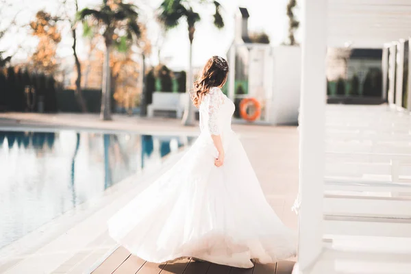漂亮的豪华新娘，穿着雅致的白衣 — 图库照片
