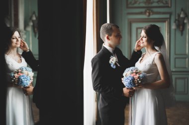 Lüks evli çift, gelin ve damat eski şehirde poz veriyor.