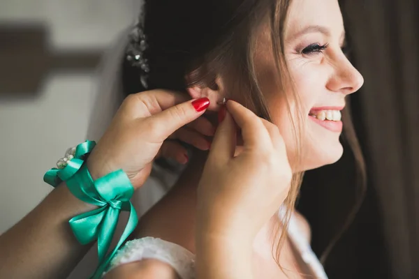 Noiva de luxo em vestido branco posando enquanto se prepara para a cerimônia de casamento — Fotografia de Stock