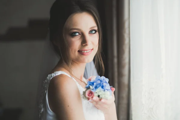 Schöne Braut trägt Mode Hochzeitskleid mit Federn mit luxuriösem Genuss Make-up und Frisur, Studio Indoor Fotoshooting — Stockfoto