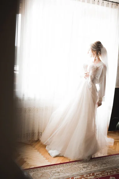Mempelai wanita dengan gaun putih berpose saat mempersiapkan upacara pernikahan — Stok Foto