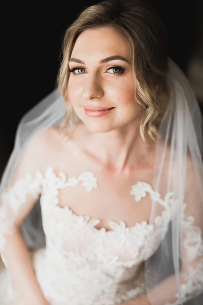 Mariée de luxe en robe blanche posant tout en se préparant pour la cérémonie de mariage — Photo