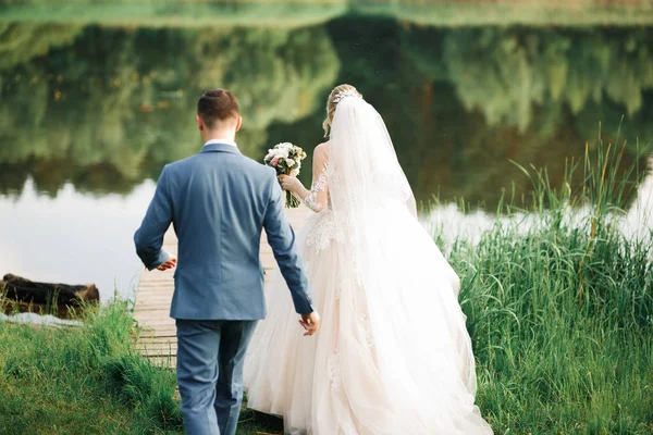 Romantisch huwelijksmoment, paar pasgetrouwden glimlachend portret, bruid en bruidegom knuffelen — Stockfoto