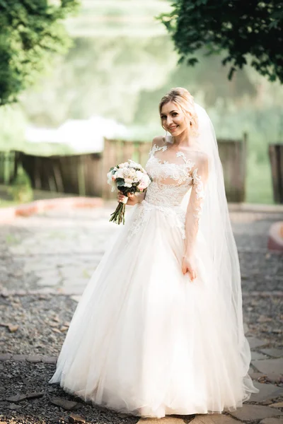 Sposa tenuta grande e bellissimo bouquet da sposa con fiori — Foto Stock