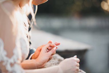 Düğün günü el ele tutuşan çift, damat ve gelin.