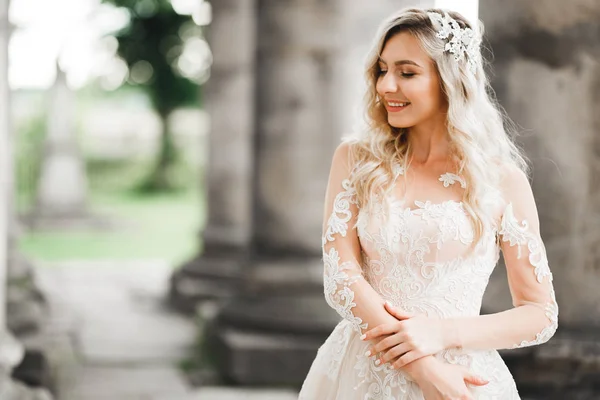 Retrato de uma noiva de moda bonita, doce e sensual. Maquiagem de casamento e cabelo — Fotografia de Stock