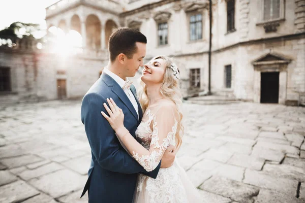 Romantic wedding moment, couple of newlyweds smiling portrait, bride and groom hugging — Stock Photo, Image