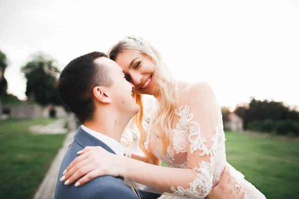 Moment de mariage romantique, couple de jeunes mariés souriant portrait, mariée et marié câlin — Photo