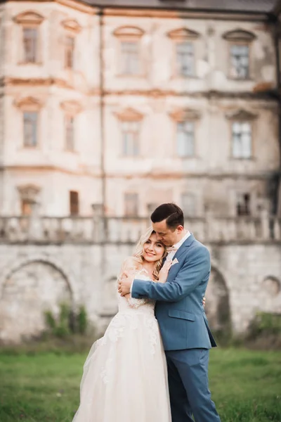 Casamento romântico momento, casal de recém-casados sorrindo retrato, noiva e noivo abraçando — Fotografia de Stock