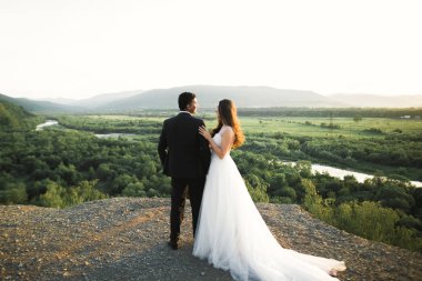 Güzel bir düğün çifti güzel bir manzarada kalıyor.