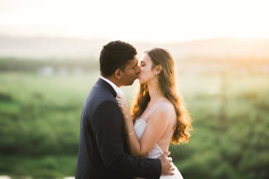 Güzel gelin ve damat evlendikleri gün kucaklaşıp öpüşüyorlar.