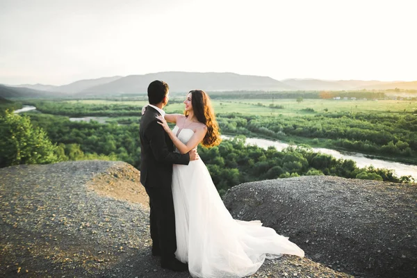 Momento de boda romántico, pareja de recién casados sonriendo retrato, novia y novio abrazándose —  Fotos de Stock