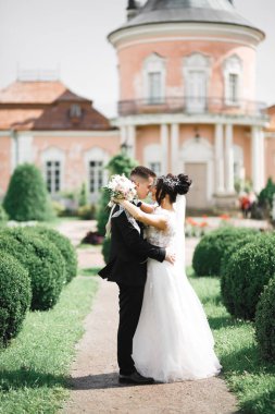 Göz kamaştırıcı mutlu çift birbirine yakın duruyor ve gözlerinin içine bakıyor.