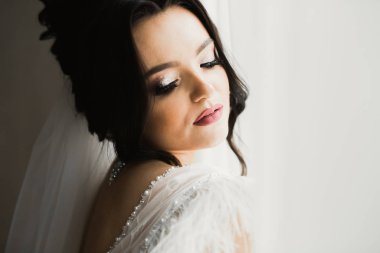 Gelinlik giymiş güzel moda gelin pozu