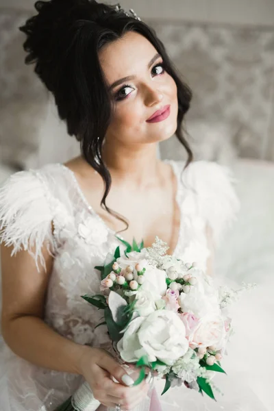 Retrato de novia impresionante con el pelo largo posando con gran ramo —  Fotos de Stock