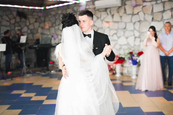 Красивая свадебная пара только что вышла замуж и танцует свой первый танец — стоковое фото