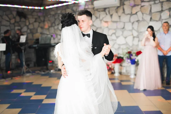 Hermosa pareja de casados recién casados y bailando su primer baile —  Fotos de Stock