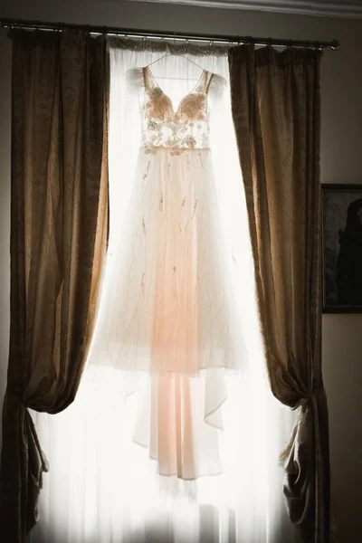 Идеальное свадебное платье в комнате невесты — стоковое фото