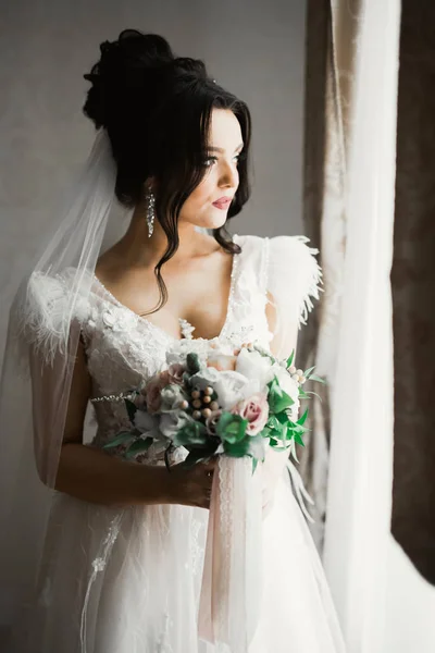 Retrato de uma noiva de moda bonita, doce e sensual. Maquiagem de casamento e cabelo — Fotografia de Stock