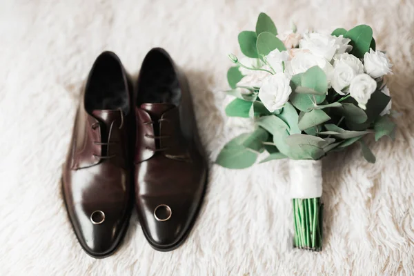 Zestaw modowych butów męskich z dwoma złotymi obrączkami ślubnymi i pięknym bukietem ślubnym z różnymi kwiatami, różami — Zdjęcie stockowe