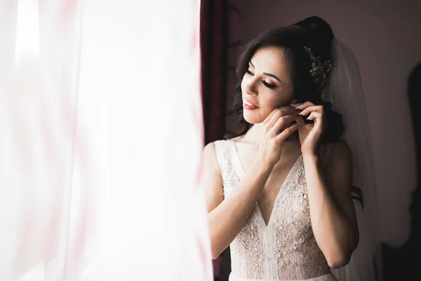 Красива розкішна наречена в елегантній білій сукні — стокове фото