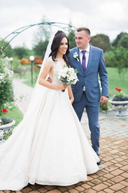 Düğün günü el ele tutuşan çift, damat ve gelin.