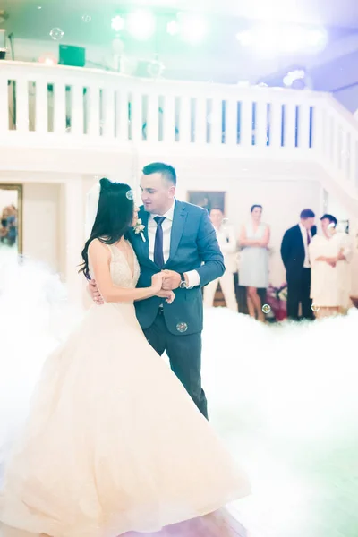 Mooi bruidspaar is net getrouwd en danst hun eerste dans — Stockfoto