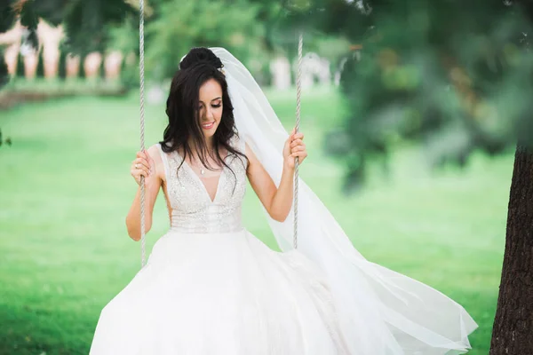 Retrato de beleza de noiva vestindo vestido de noiva de moda com penas com deleite de luxo make-up e penteado — Fotografia de Stock