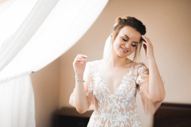 Damat sabah hazırlığı. Yakışıklı adam giyiniyor ve düğüne hazırlanıyor.