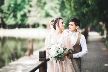 Göz kamaştırıcı mutlu çift birbirine yakın duruyor ve gözlerinin içine bakıyor.