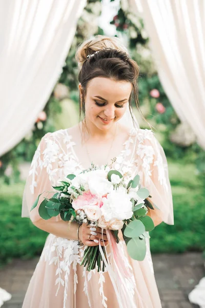 Hermosa novia de moda en vestido de novia posando — Foto de Stock