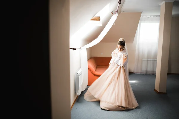 Portrait de beauté de mariée portant robe de mariée de mode avec plumes avec luxe délice maquillage et coiffure — Photo