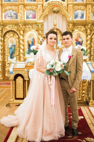 Одружена пара позує в церкві після церемонії — стокове фото