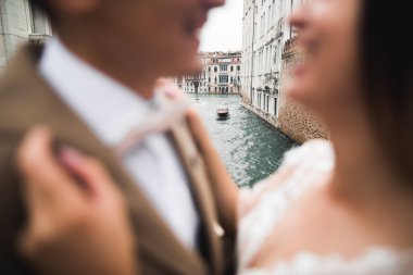 Göz kamaştırıcı mutlu çift birbirine yakın duruyor ve gözlerinin içine bakıyor.