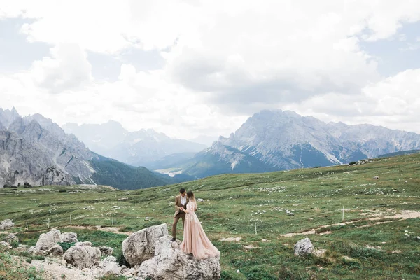 Net getrouwd koppel zoenen, bergen landschap op de achtergrond — Stockfoto