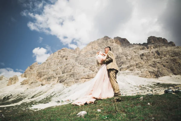 Amantes marido y mujer en el fondo de las montañas. Amar a la pareja emocionalmente pasa tiempo —  Fotos de Stock